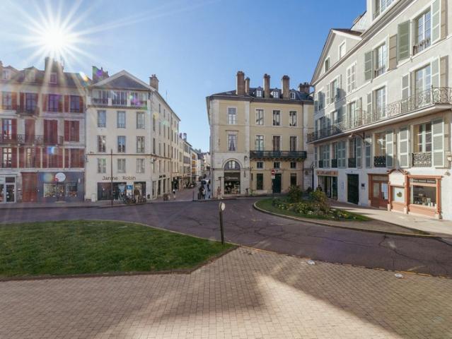 PAU Centre – À vendre Place de la Libération – T3 / Bureaux 83,5 m² à rénover – Face au Tribunal