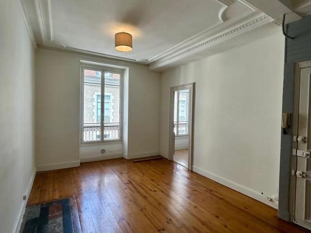 PAU HYPER CENTRE TAYLOR APPARTEMENT T3 dans bel immeuble ancien