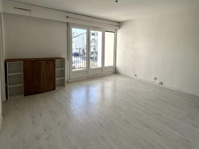PAU PLACE PEYROULET T1 bis de 40 m2 environ AVEC PARKING E