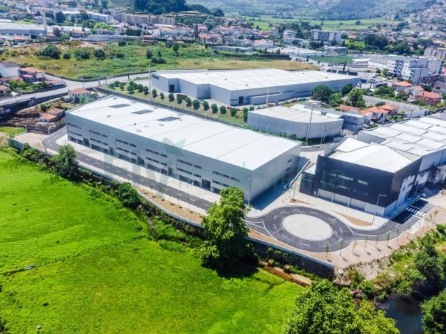 Pavilhão em fase final de construção na Zona Industrial em S. Martinho do Campo