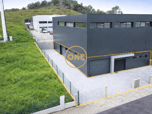 Pavilhão Industrial com 297 m² + Logradouro de 254 m²