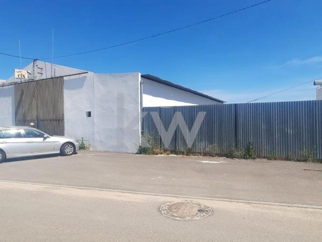 Pavilhão Industrial com Refeitório e Armazém em Avis