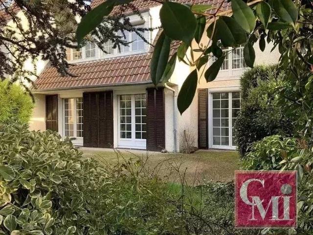 Pavillon 4 chambres avec garage sur 250m2 de terrain
