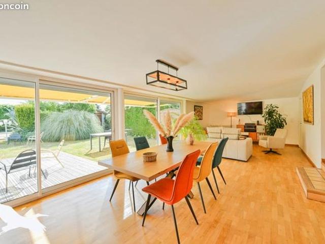 Pavillon 6 pièces 208 m²