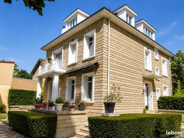 Pavillon 8 pièces 227 m²