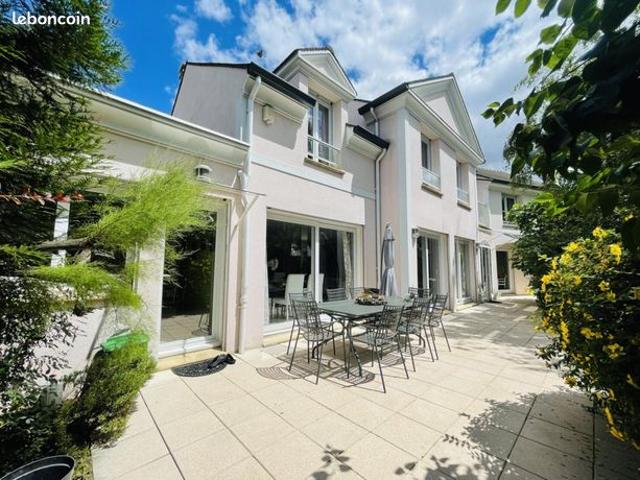 Pavillon 8 pièces 231 m²