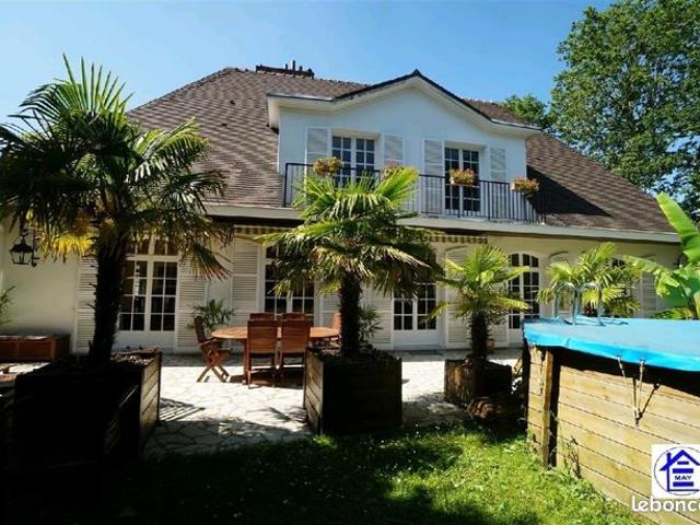 Pavillon 8 pièces 232 m²