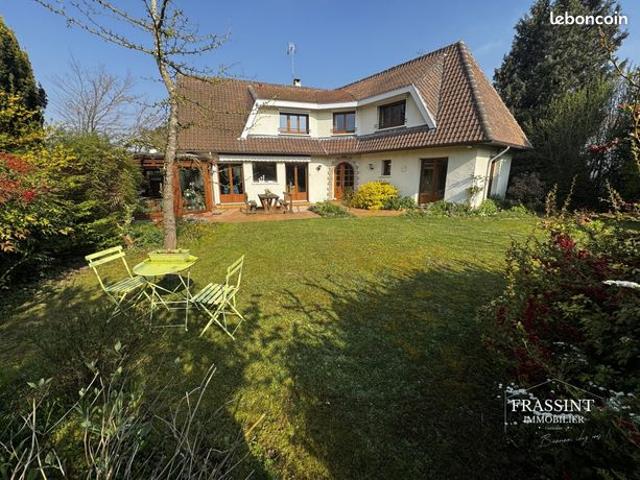 Pavillon 8 pièces 244 m²