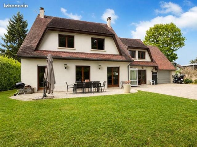 Pavillon 8 pièces 252 m²
