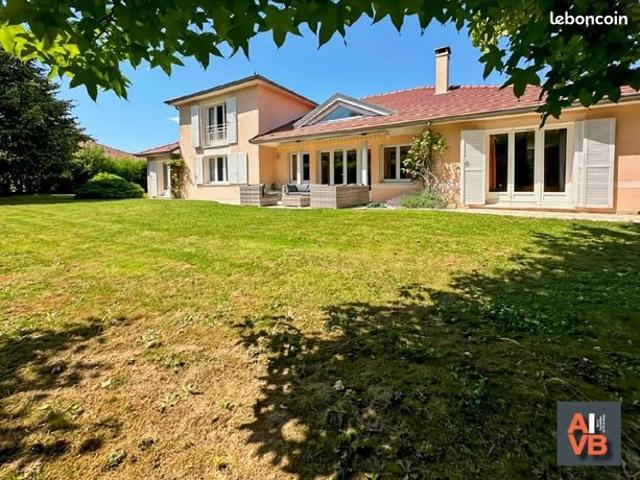 Pavillon 8 pièces 260 m²