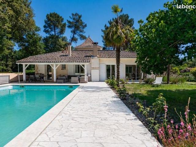 Pavillon 8 pièces 265 m²