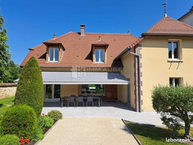 Pavillon 8 pièces 280 m²