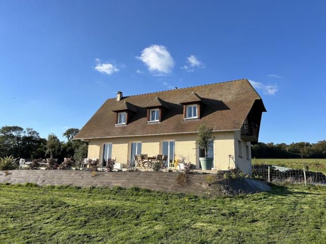 PAVILLON 9 P A DEUX KMS DE LA PLAGE AVEC UN DEMI HECTARE