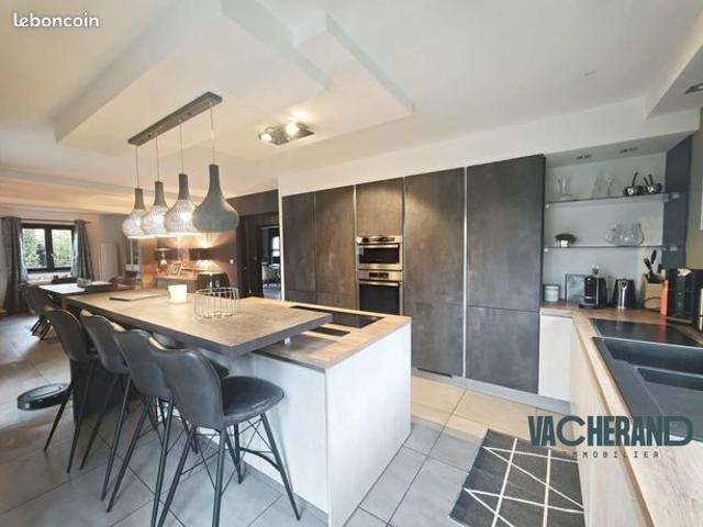 Pavillon 10 pièces 181 m²