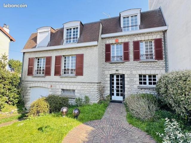 Pavillon 10 pièces 236 m²