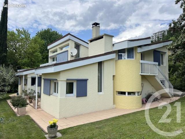 Pavillon 10 pièces 300 m²