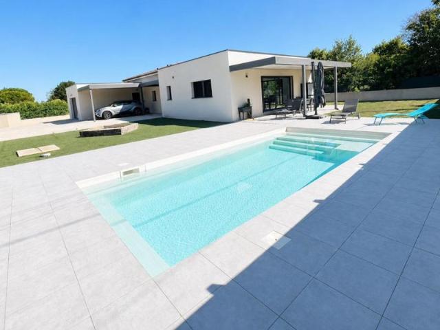 Pavillon avec piscine et garage