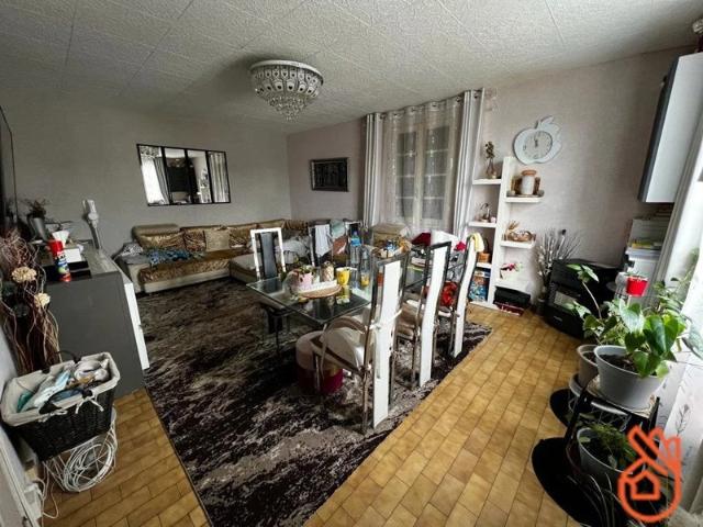 Pavillon de 140 m² divisé en 2 appartements de 2 et 4 pièces avec jardin et garage