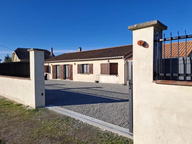 Pavillon de bonne taille de 3 chambres avec potentiel pour une p