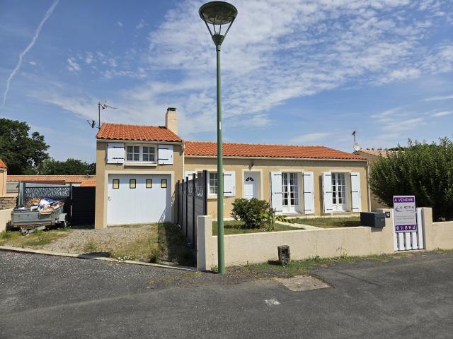 Pavillon de plain pied avec garage et jardin clos paysagé