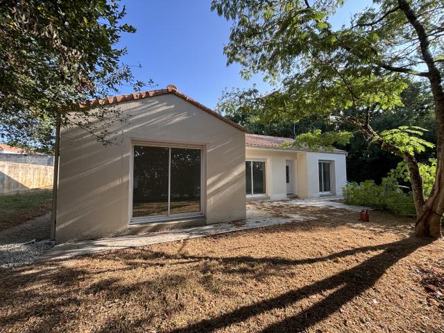 'Pavillon de plain pied idéalement situé en plein cœur du bourg de Beaulieu sous la Roche'