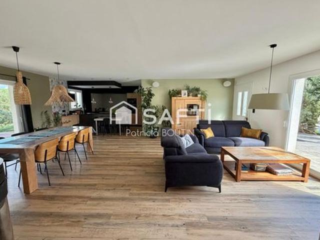 PAVILLON DE PLAIN PIED 4 CHAMBRES, BUREAU PISCINE ET GARAGES !