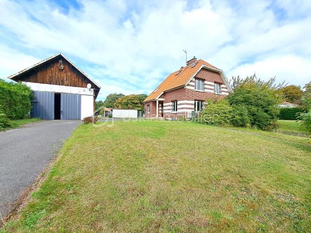 PAVILLON EN BRIQUES AVEC GRAND TERRAIN, HANGAR ET BOX A CHEVAUX – PROCHE D’ABBEVILLE & DE LA BAIE DE SOMME