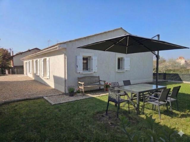 Pavillon indépendant T5 de 109 m², très bon état, sur un terrain clôturé de 562 m² situé à Gensac, proche commerces, école