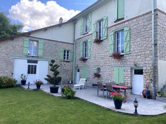Pavillon individuel en pierre totalement rénové au bord du canal et a proximité de toutes commodités