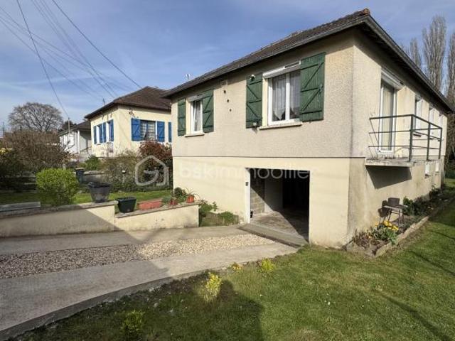 Pavillon 4 chambres avec sous sol total et grenier aménageable — Fresneaux Montchevreuil