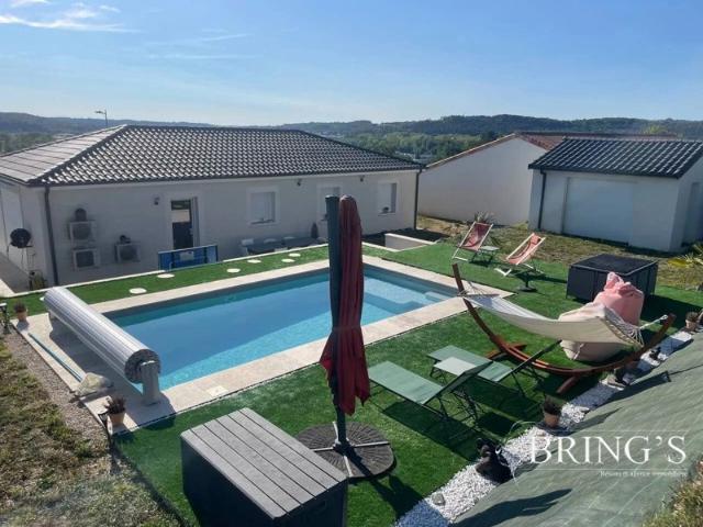 Pavillon récent de plain pied avec piscine – Boulazac