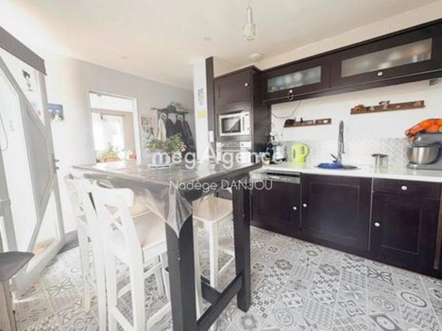 PAVILLON SUR SOUS SOL 139 M2 HABITABLES ST DENIS DE MERE