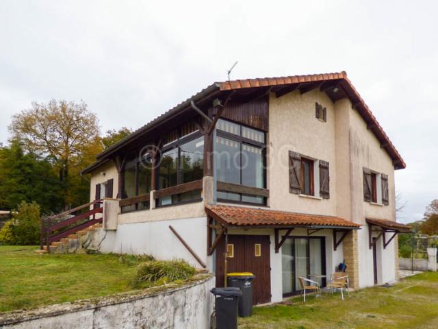 Pavillon sur sous sol avec deux logements