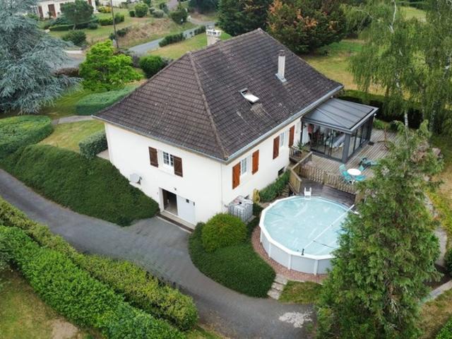 Pavillon sur sous sol de 170m², 5 chambres, piscine sur terrain de 2000m² 197 000
