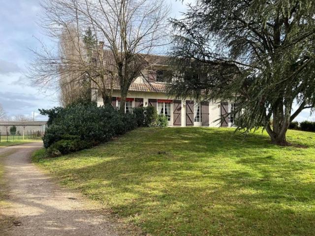 Pavillon sur sous sol de 188 m² avec hangar