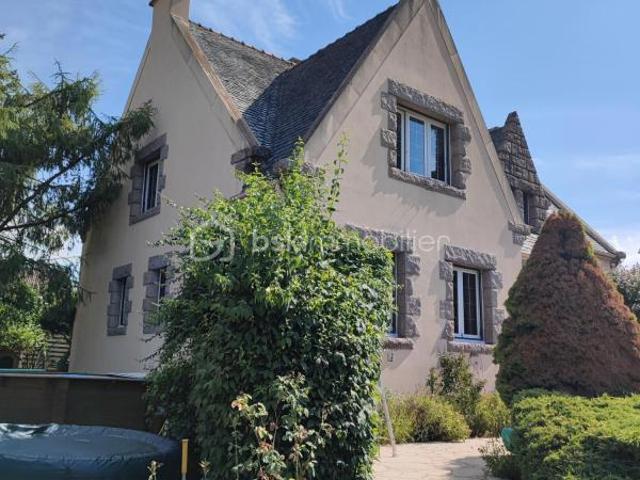 Pavillon sur sous sol total de 234 m² sur 880 m² de jardin