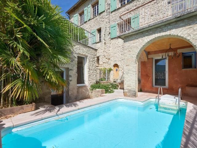Pays de Forcalquier, rare maison de village de 367 m2 avec j. 367m² Dauphin