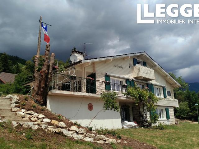 PAYS DE GEX: Chalet prive a vendre 232 m2, studio, vue sur les Alpes et le lac Leman