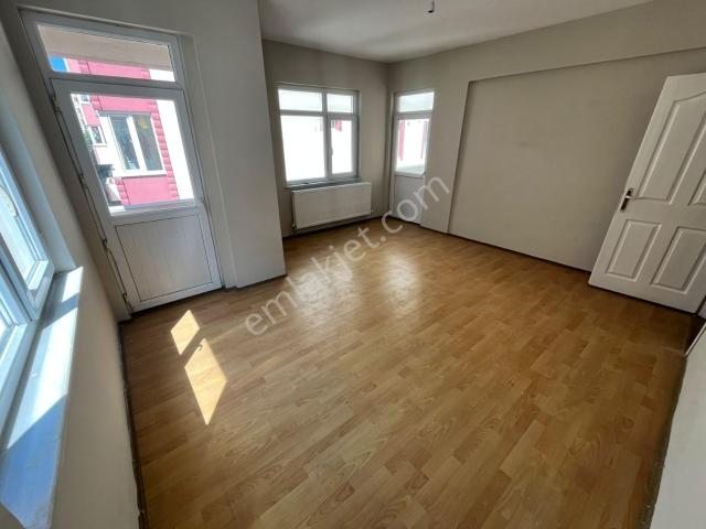 Pazar Sokağında Okulların Yanında Ara Kat Merkezde 3+1 Kiralık