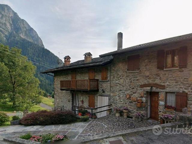 Pentalocale con garage a Gromo