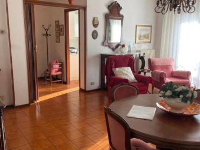 Pentalocale in vendita a Carrara