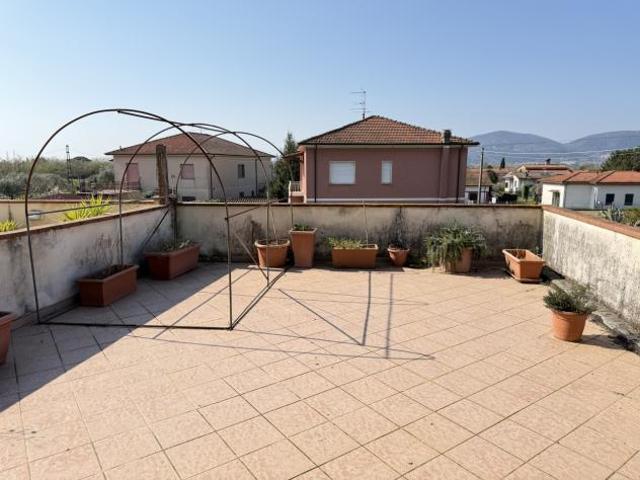 Pentalocale in vendita a Castelnuovo Magra