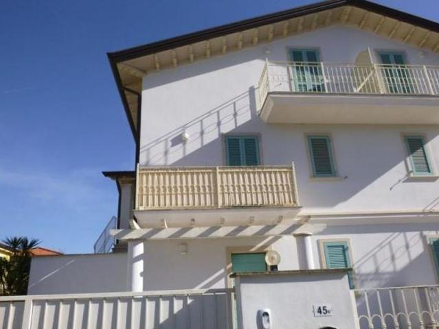 Pentalocale in vendita a Ameglia