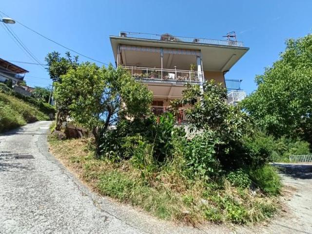 Pentalocale in vendita a Follo