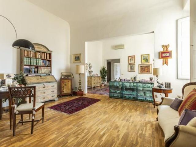Pentalocale in vendita a Firenze