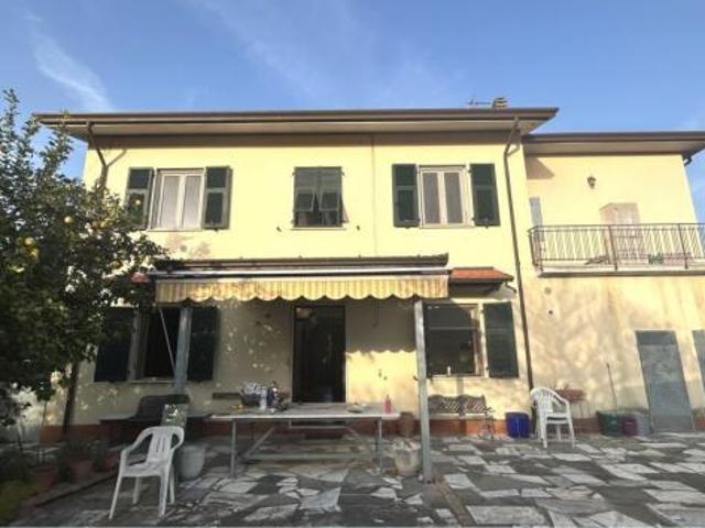 Pentalocale in vendita a Sarzana