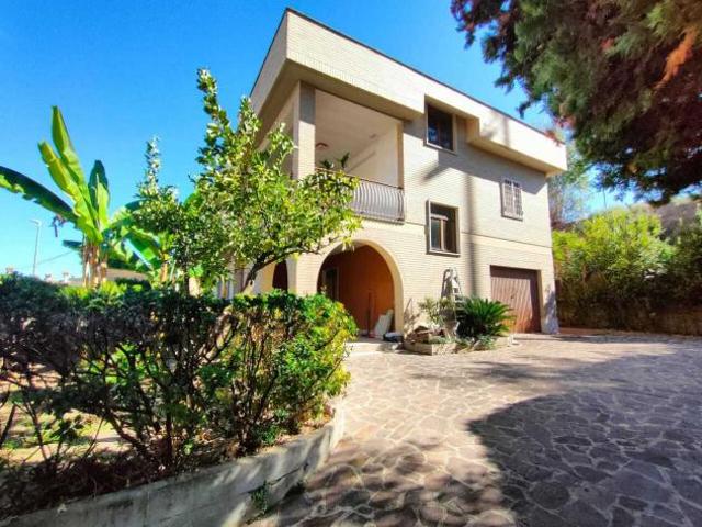 Pentalocale in vendita a Roma
