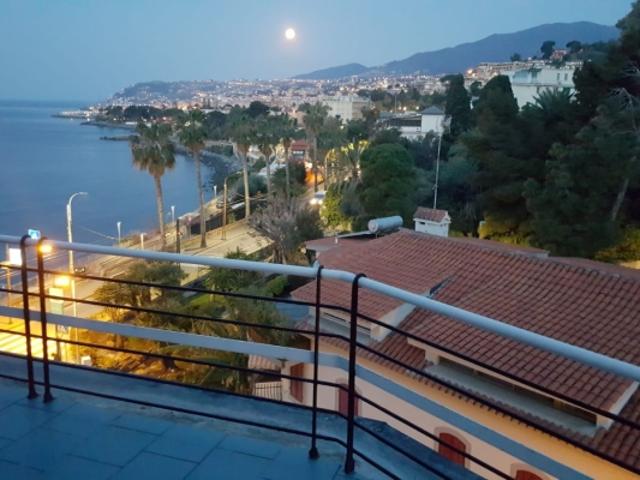 PENTHOUSE 30 M² TERRASSE BORD DES PLAGES VUE MER BOX FERME