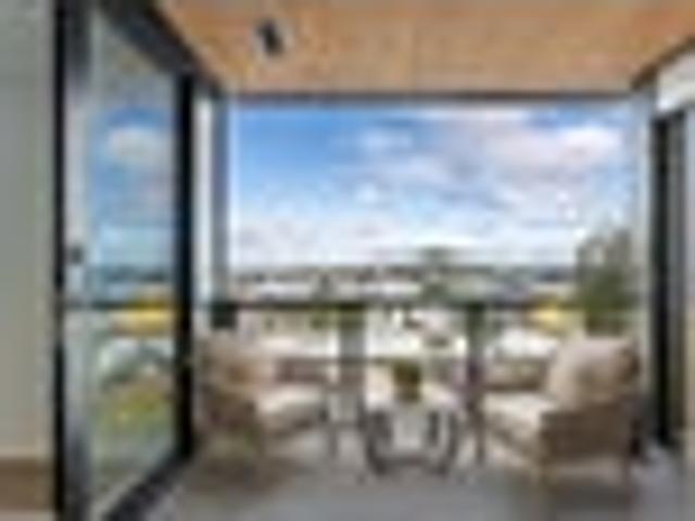 PENTHOUSE + CAR PARK UNDER $600,000!