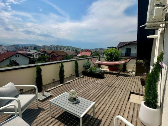 Penthouse cu terasă panoramică 35 mp – Tractorul, lângă Coresi Mall, 650€